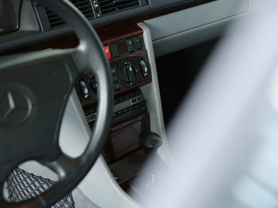 Bild 47/50 von Mercedes-Benz 500 E (1993)