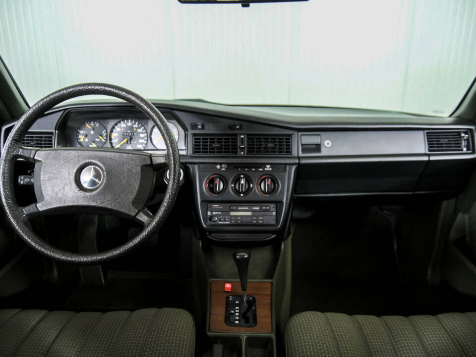 Immagine 7/50 di Mercedes-Benz 190 E (1986)