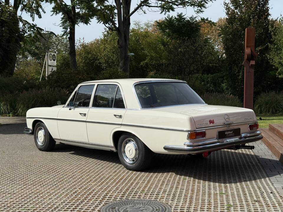 Image 10/54 de Mercedes-Benz 280 SE 3,5 (1970)