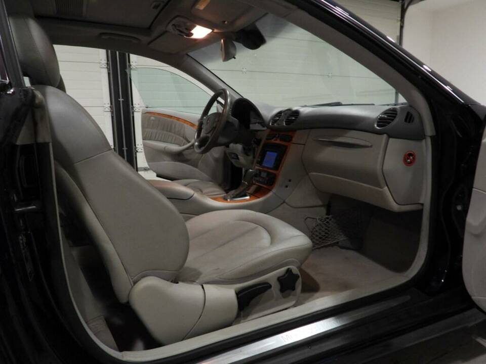 Immagine 9/15 di Mercedes-Benz CLK 320 (2002)