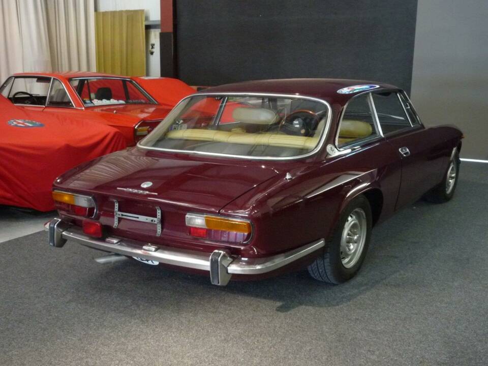 Image 5/12 of Alfa Romeo 2000 GT Veloce (1972)