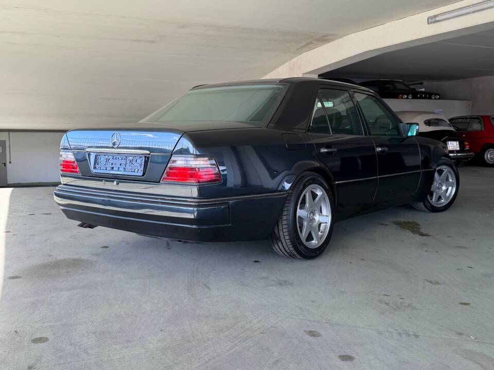 Image 12/25 of Mercedes-Benz E 500 Limited (1994)