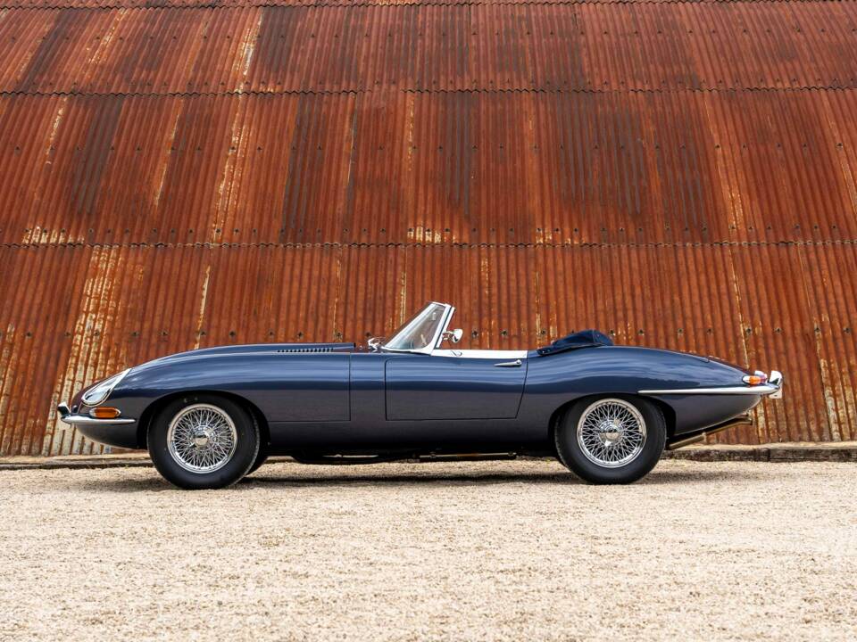 Image 3/27 of Jaguar Type E 4.2 (1965)