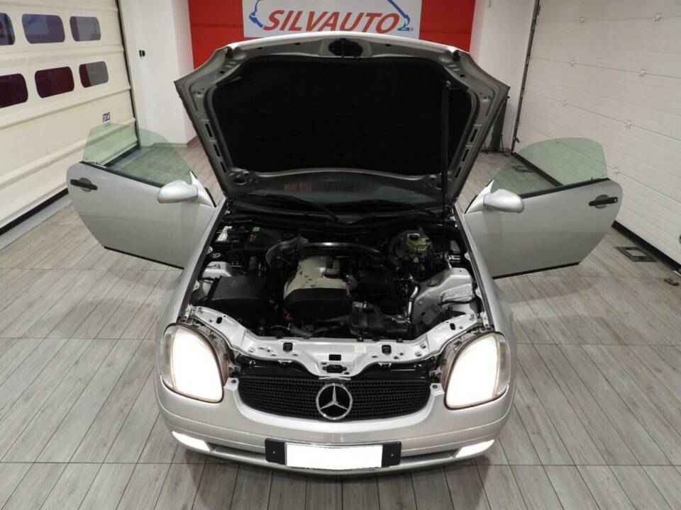 Image 8/10 of Mercedes-Benz SLK 200 (1998)