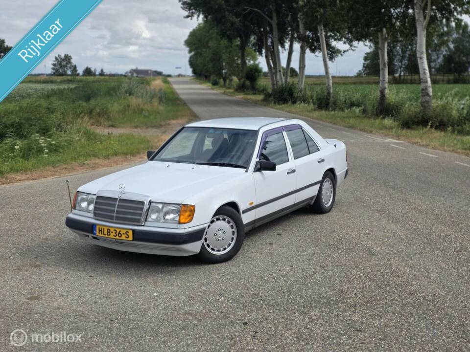 Afbeelding 2/42 van Mercedes-Benz 300 E (1986)