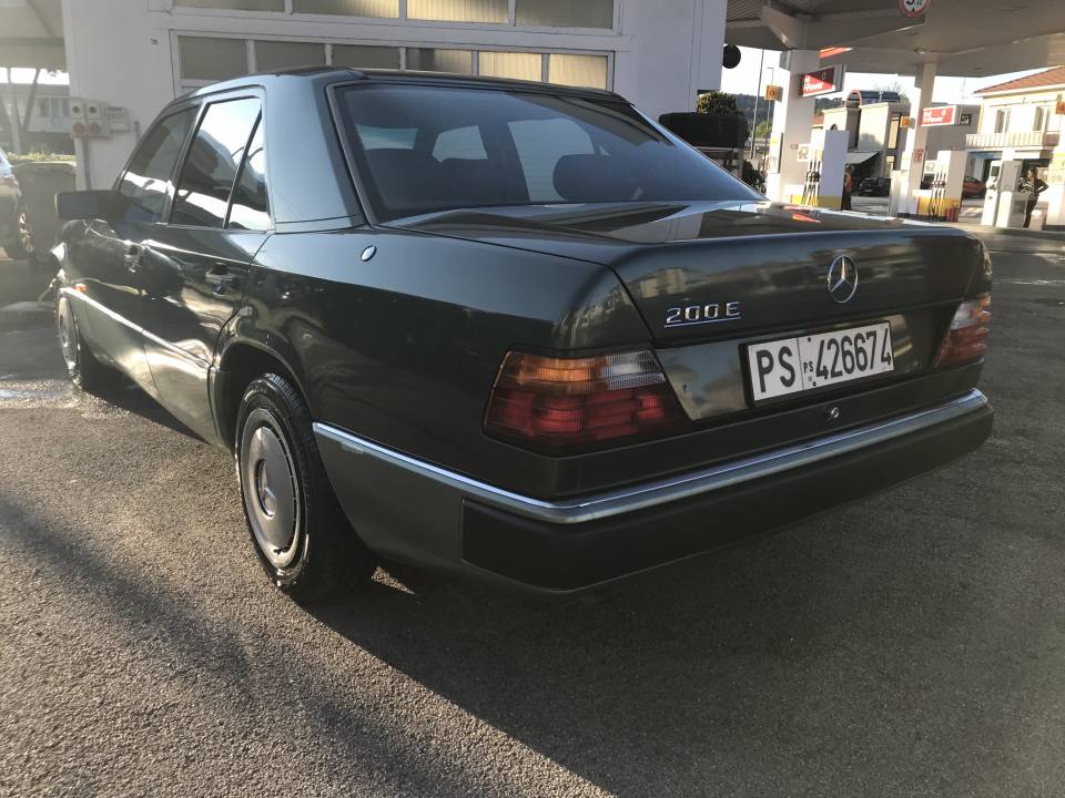 Image 4/13 of Mercedes-Benz 200 E (1992)