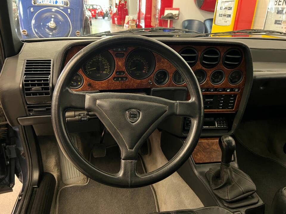 Bild 9/16 von Lancia Thema 8.32 (1988)