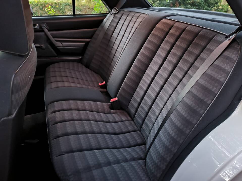 Image 44/78 de Mercedes-Benz 190 E 1.8 (1992)