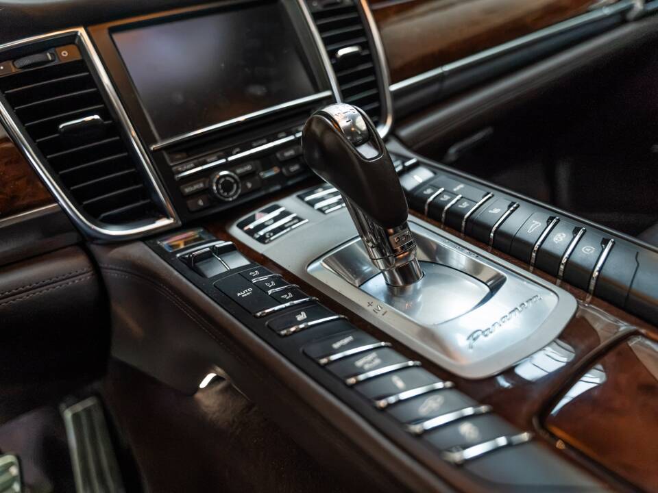 Image 17/31 of Porsche Panamera Turbo (2010)