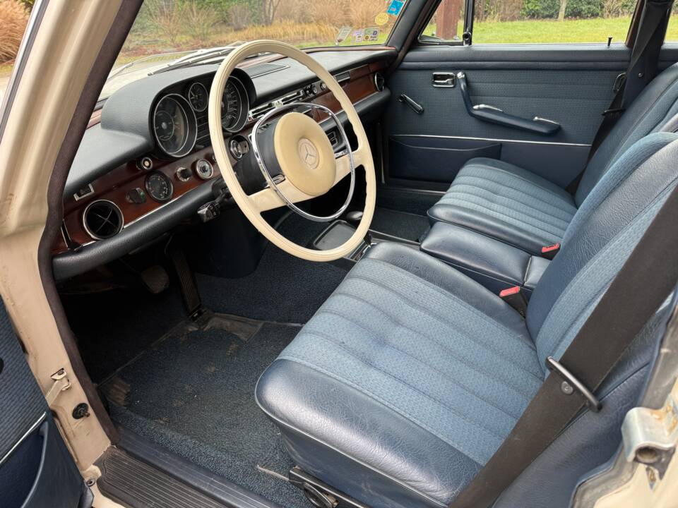 Image 16/44 of Mercedes-Benz 280 SEL 3,5 (1971)
