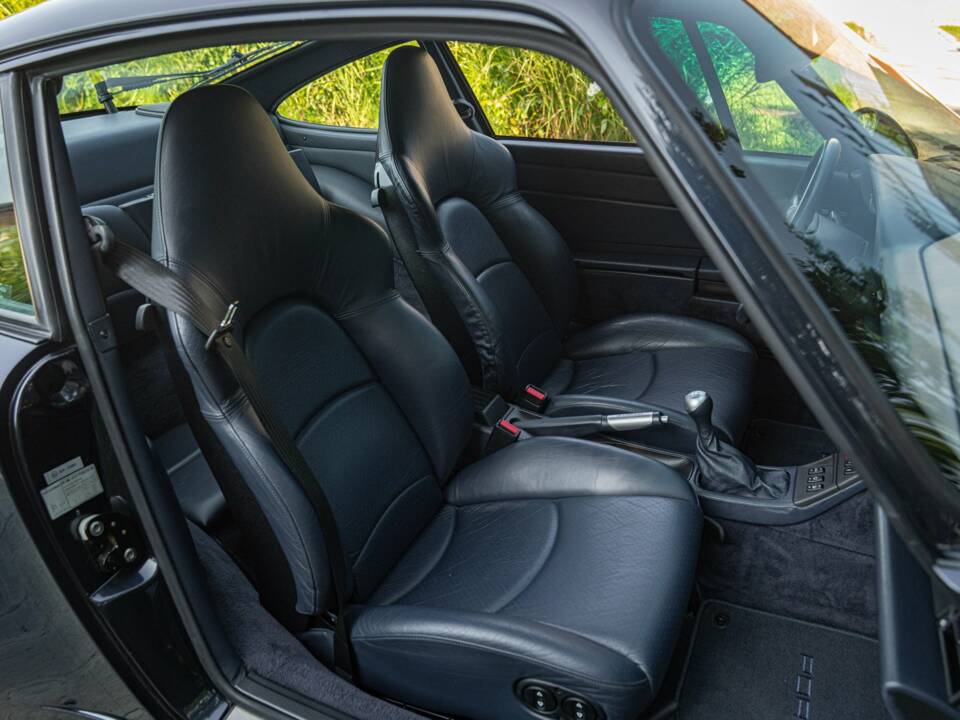 Immagine 25/50 di Porsche 911 Carrera 4S (1996)