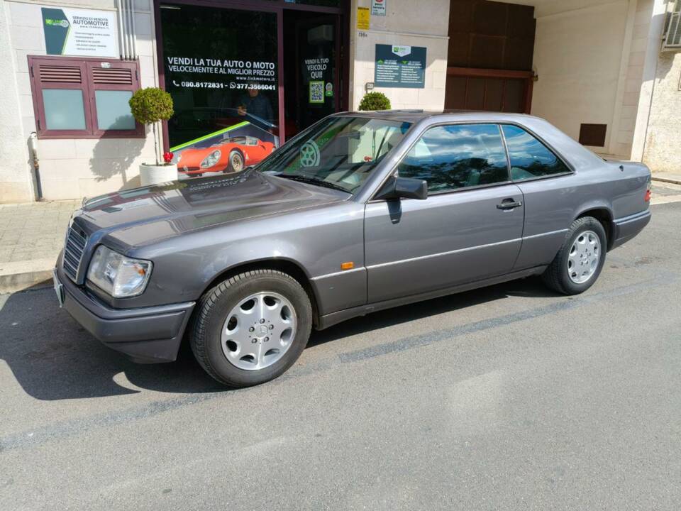 Immagine 1/35 di Mercedes-Benz E 200 (1995)