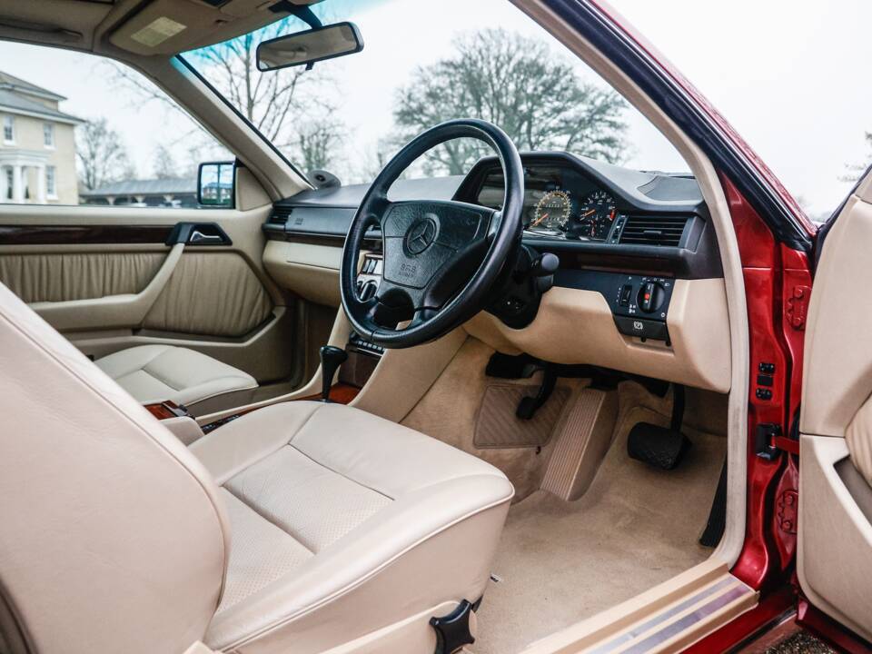 Immagine 4/47 di Mercedes-Benz E 220 (1995)