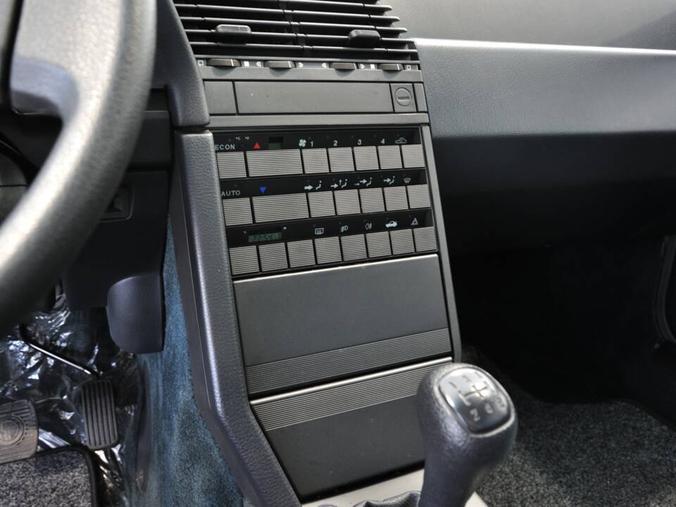 Bild 31/41 von Alfa Romeo 164 2.0 (1990)