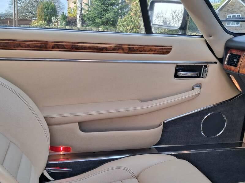 Image 17/41 of Jaguar XJRS 6.0 (1990)