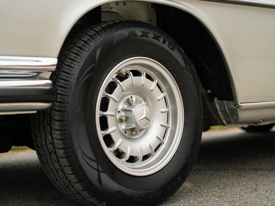 Image 11/50 of Mercedes-Benz 300 SEL 6.3 (1970)