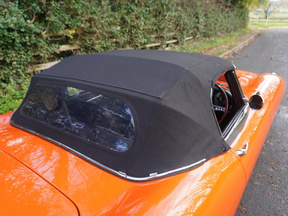 Image 18/18 de Jaguar E-Type (1968)