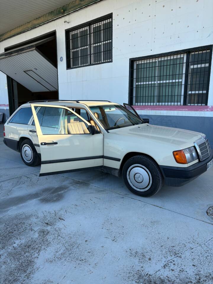 Immagine 2/14 di Mercedes-Benz 230 TE (1987)