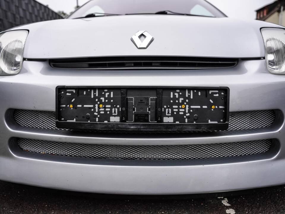 Image 22/27 of Renault Clio II V6 (2001)