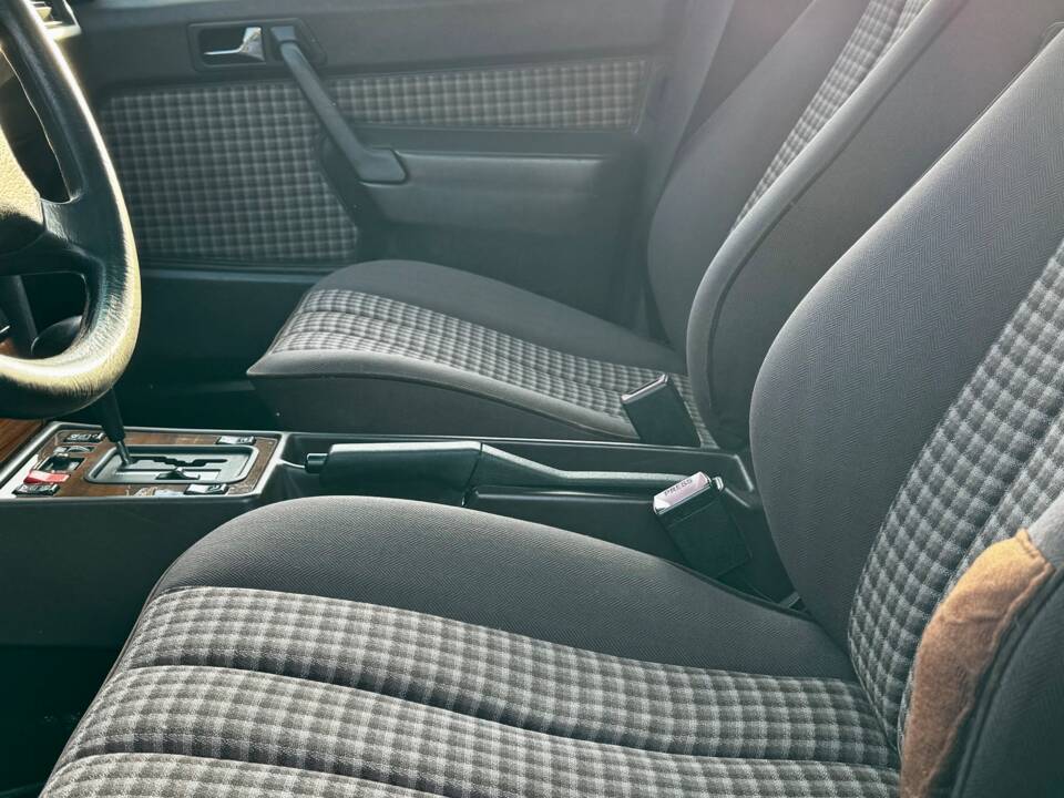 Image 9/12 of Mercedes-Benz 190 E 2.0 (1992)