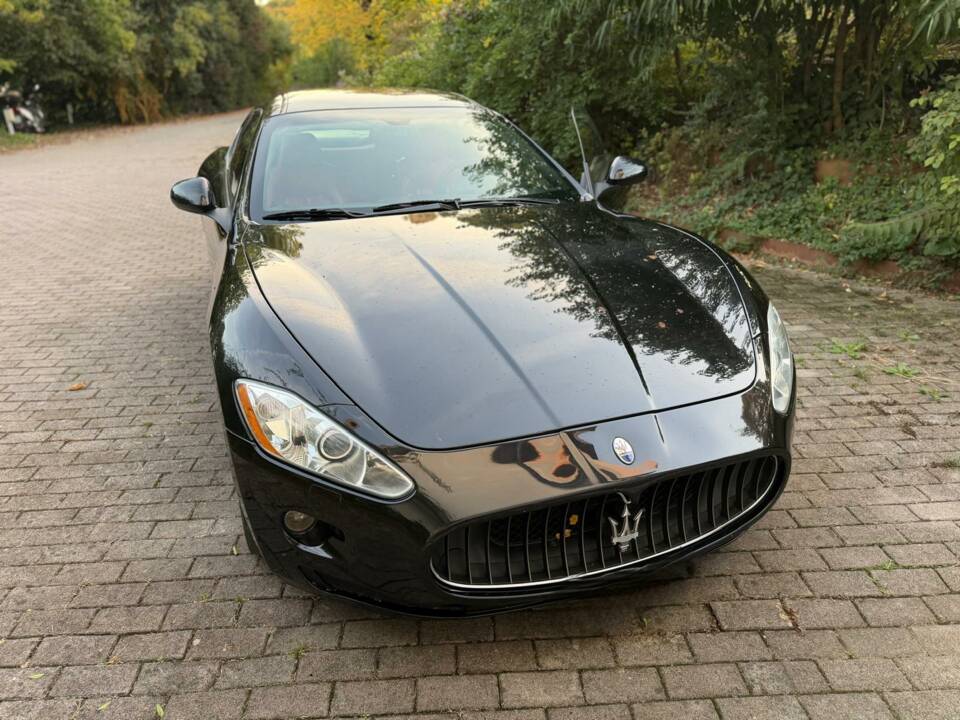Image 2/22 of Maserati GranTurismo 4.2 (2008)