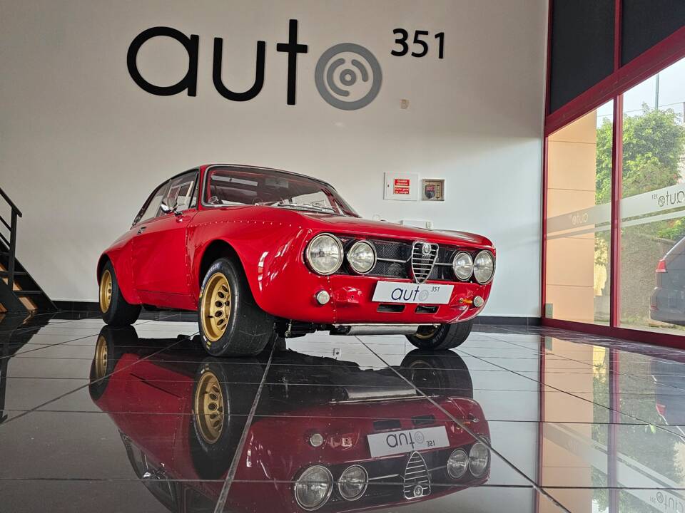 Image 2/17 of Alfa Romeo 2000 GT Veloce (1972)