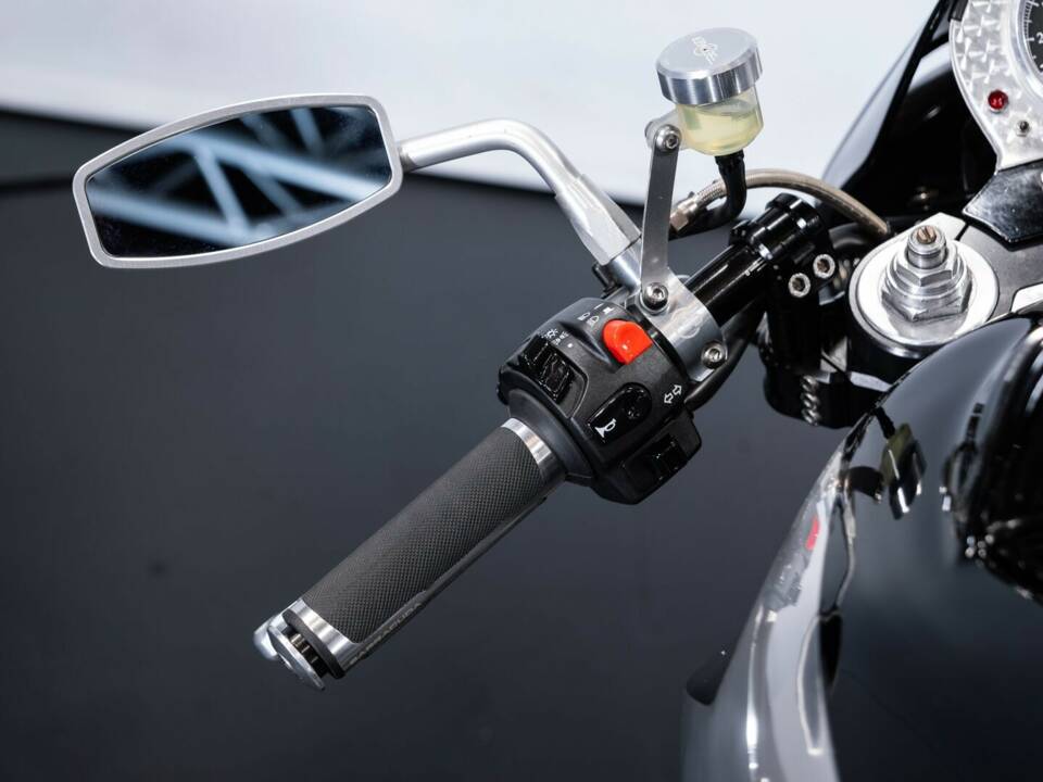 Image 33/50 de Moto Guzzi Daytona RS (1998)