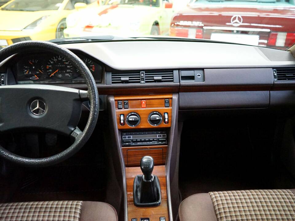 Bild 23/33 von Mercedes-Benz 230 E (1990)