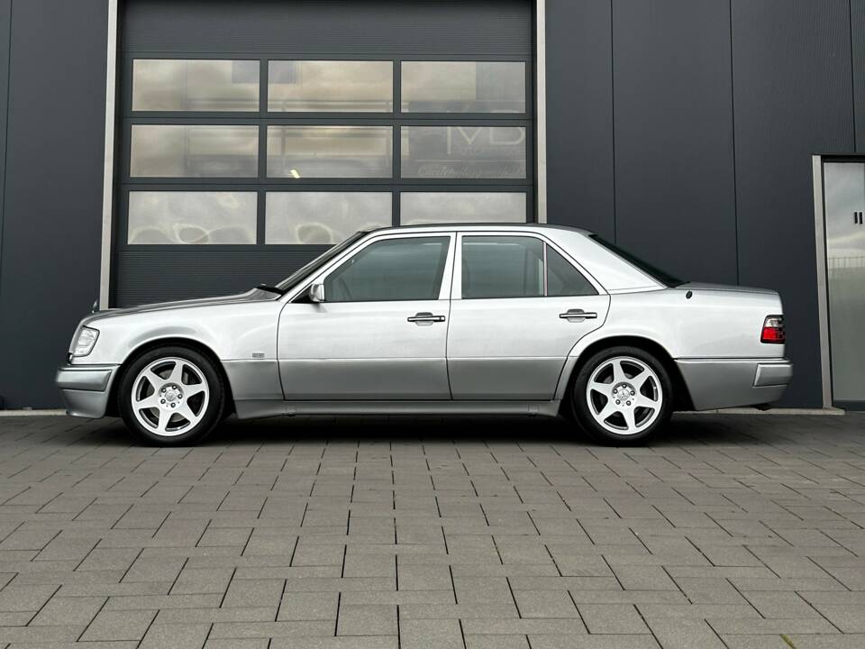 Bild 3/4 von Mercedes-Benz E 500 (1994)
