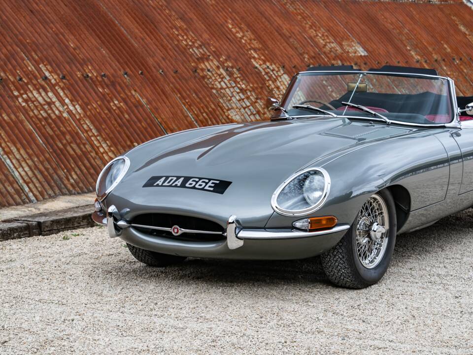 Image 14/34 de Jaguar E-Type (1968)