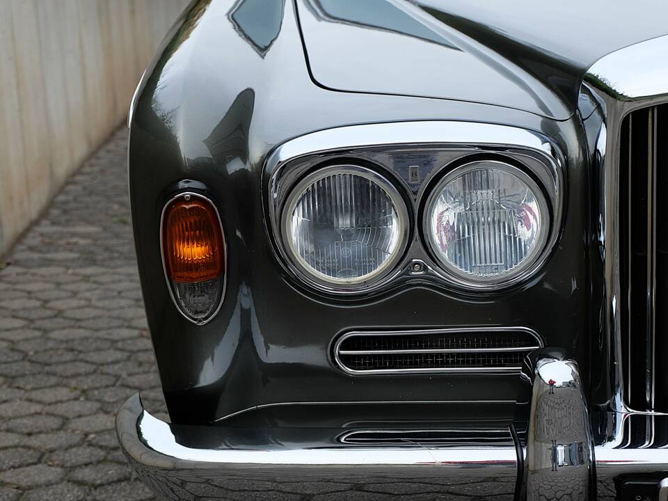 Image 13/48 of Bentley T 1 (1967)