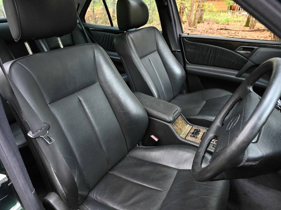 Image 37/50 of Mercedes-Benz E 320 (1998)