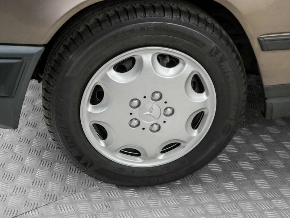 Image 23/50 of Mercedes-Benz 300 TD (1986)