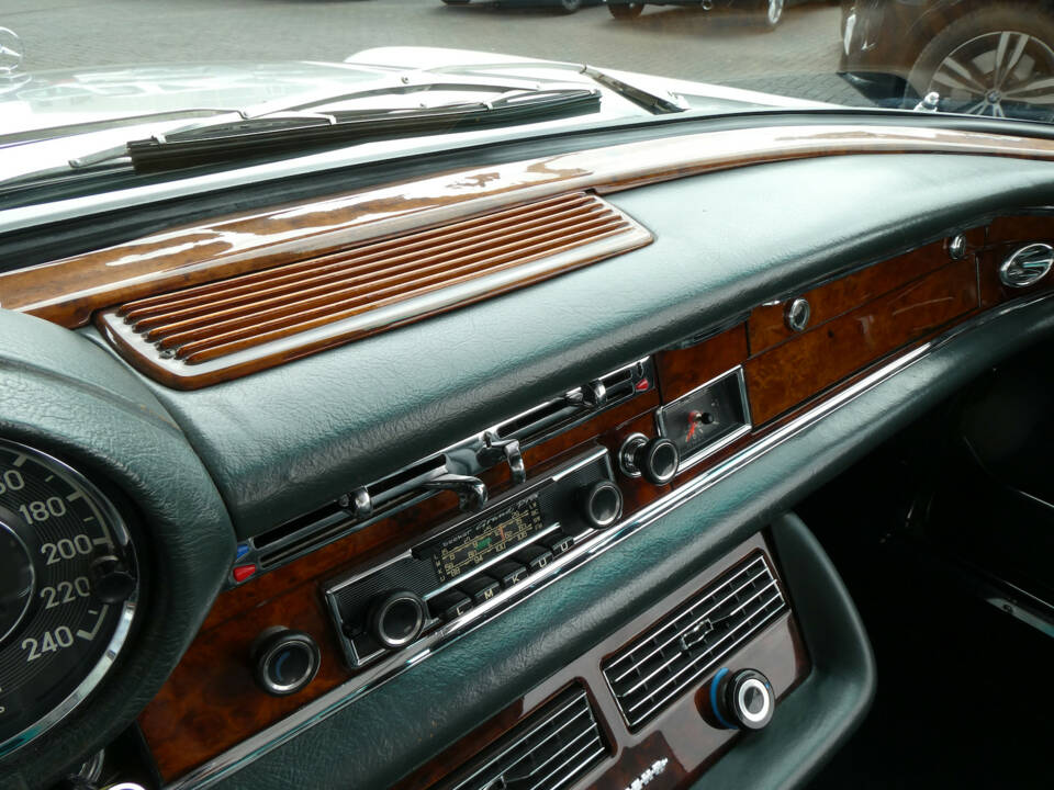 Image 17/31 of Mercedes-Benz 280 SE 3,5 (1970)