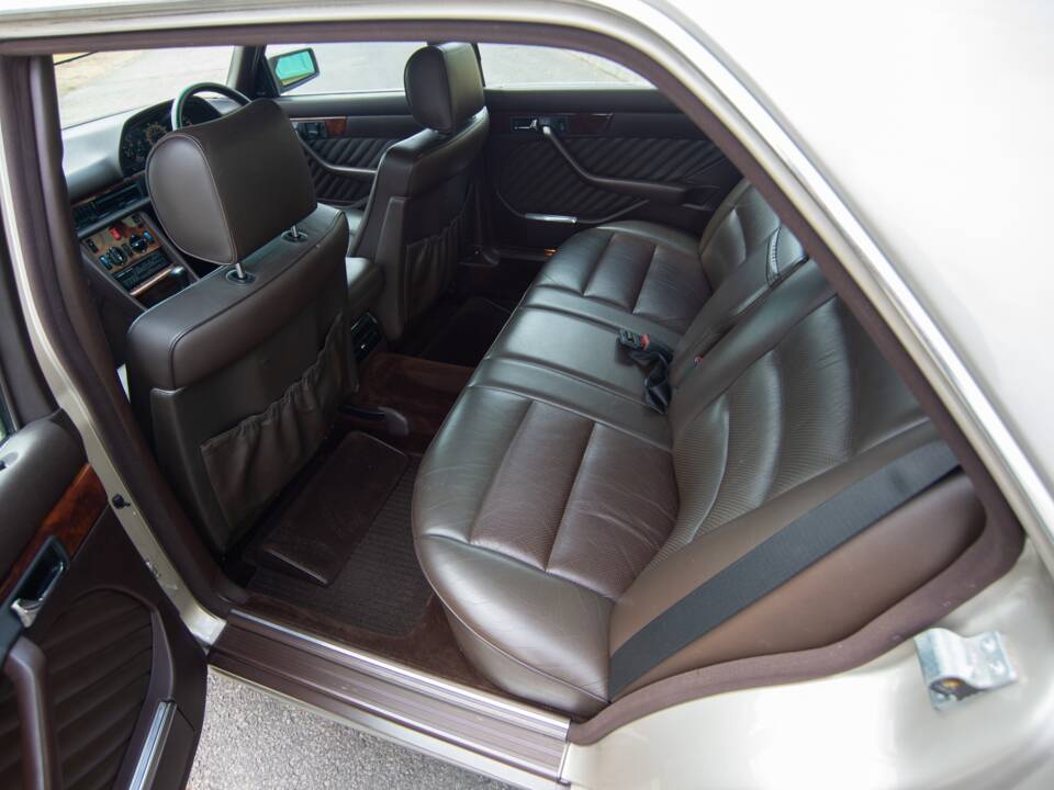 Bild 16/29 von Mercedes-Benz 300 SEL (1990)