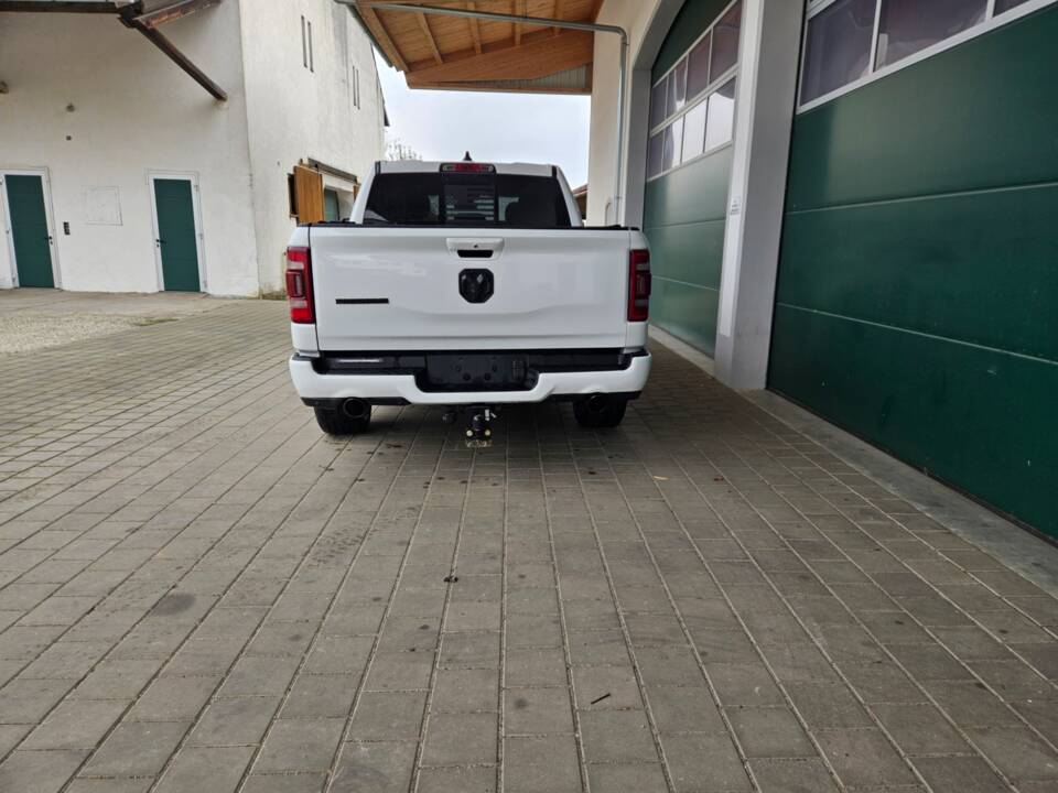 Image 16/62 of Dodge Ram 1500 (2020)