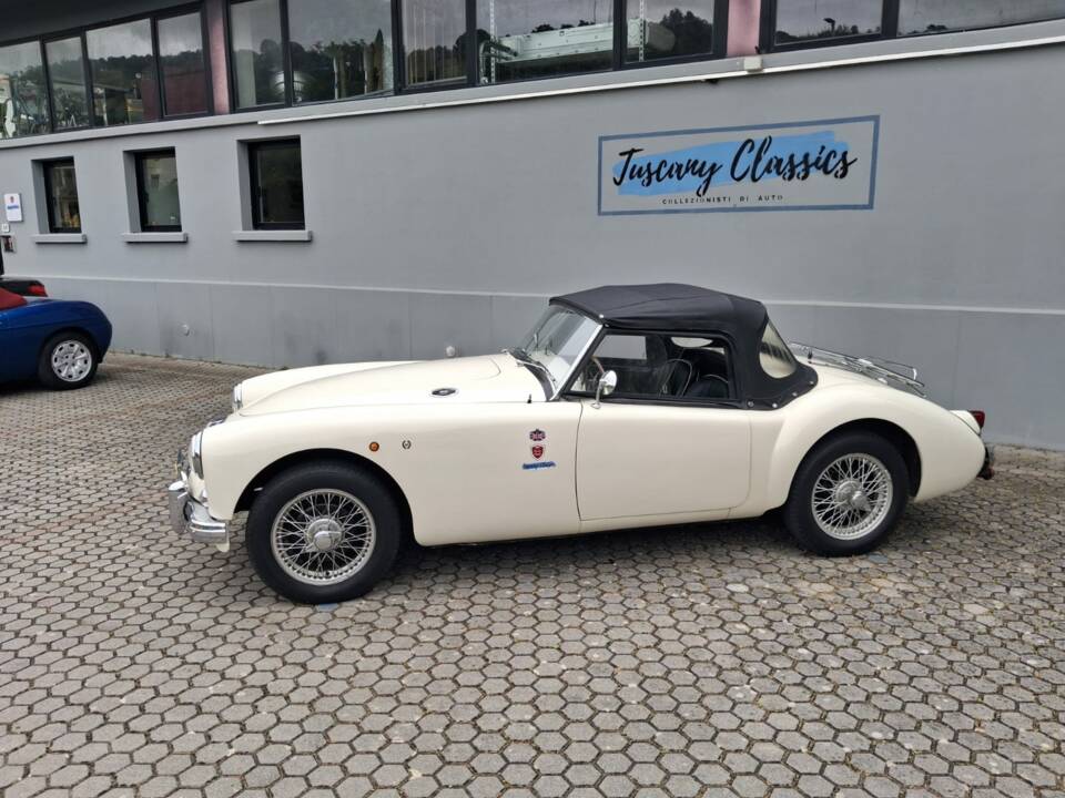 Image 2/16 of MG MGA 1500 (1958)