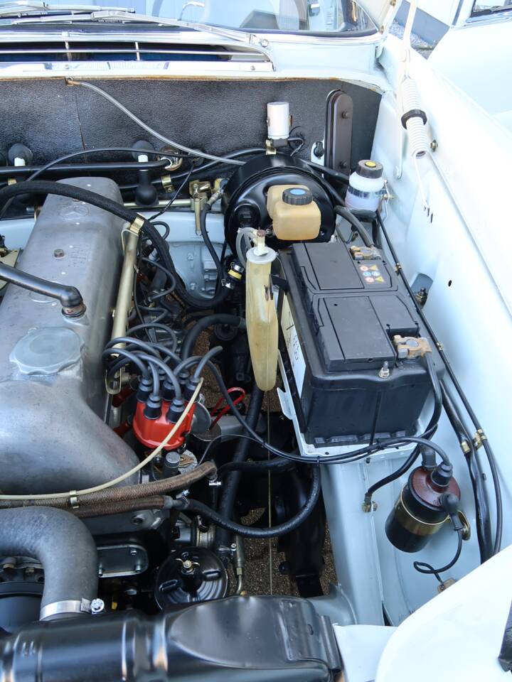 Image 45/50 of Mercedes-Benz 220 b (1965)
