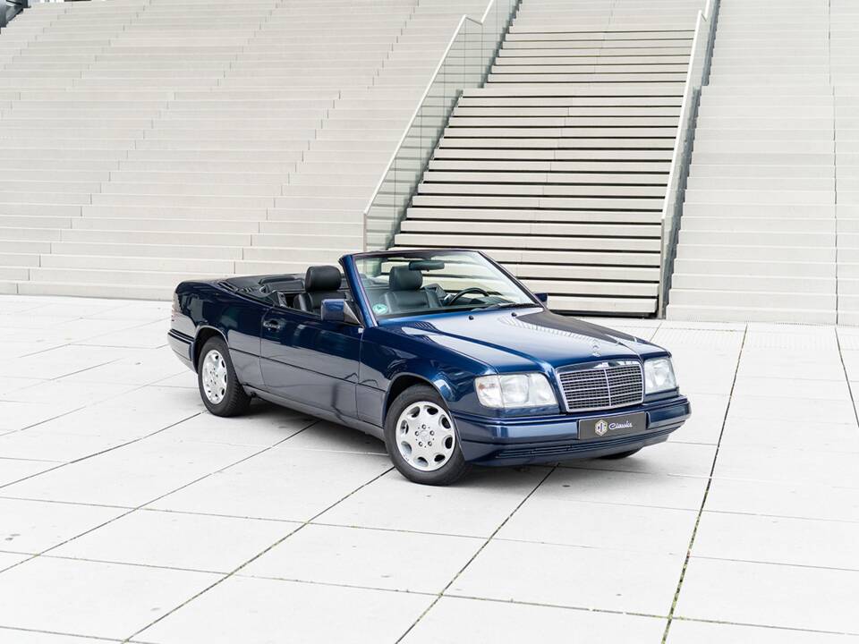 Image 3/45 of Mercedes-Benz E 220 (1995)
