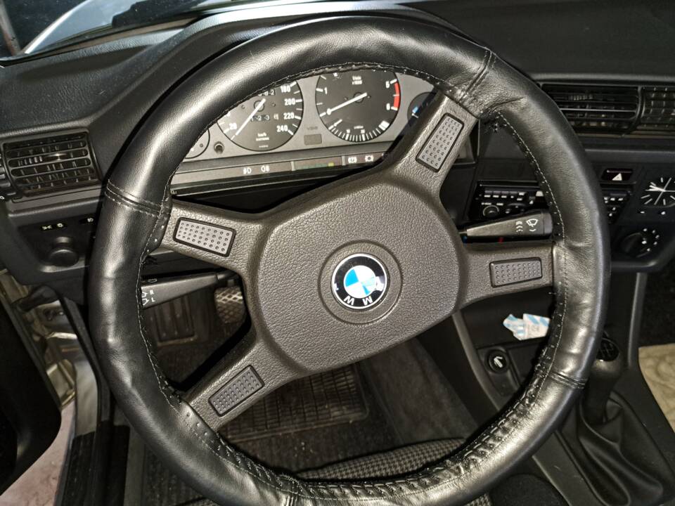 Image 6/15 of BMW 325e (1987)