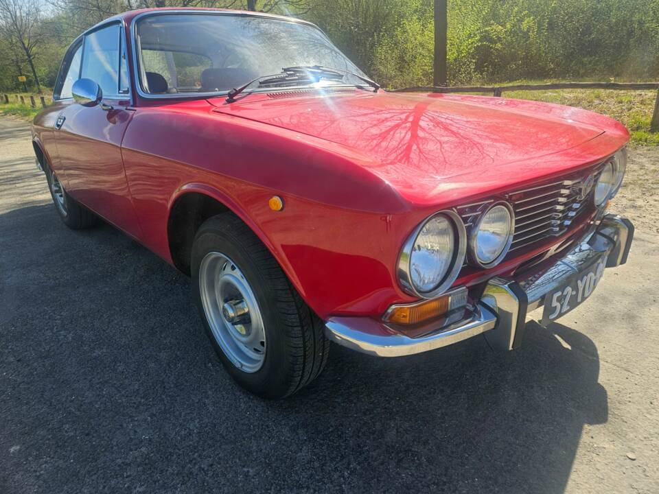 Immagine 1/7 di Alfa Romeo Giulia 1600 GT Junior (1974)