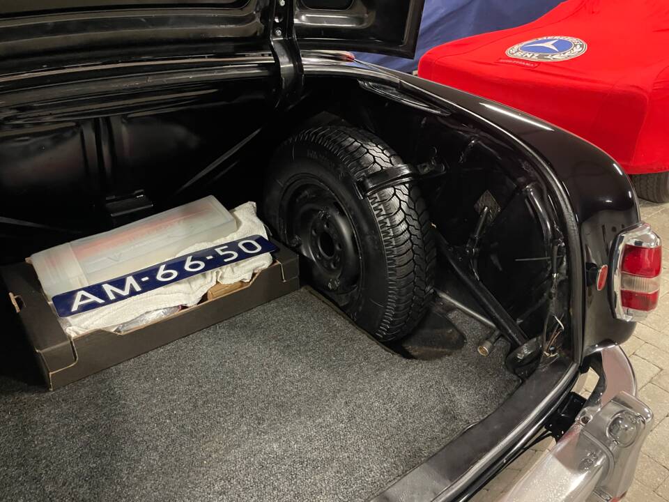 Image 10/24 of Mercedes-Benz 220 S (1958)