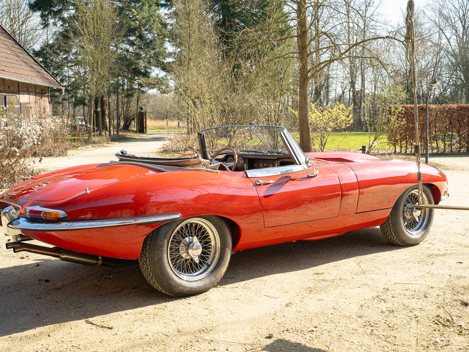 Image 12/54 of Jaguar E-Type 4.2 (1965)