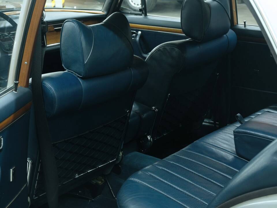 Image 24/50 of Mercedes-Benz 300 SEL 3.5 (1972)