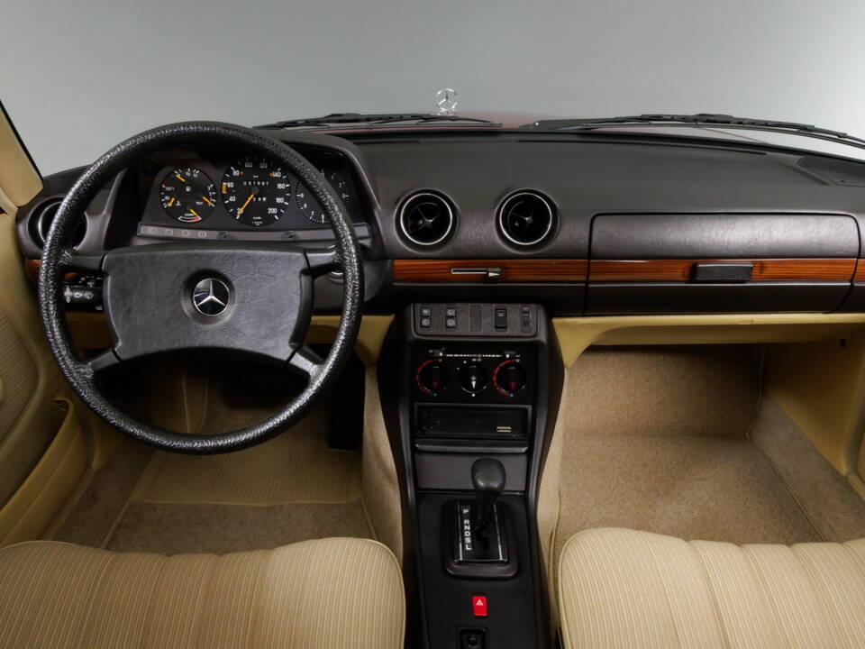 Bild 19/43 von Mercedes-Benz 230 TE (1985)