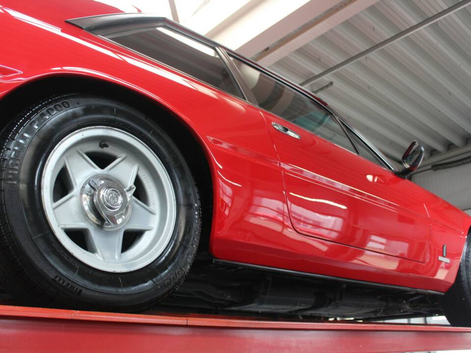 Image 10/50 de Ferrari 365 GT4 2+2 (1974)