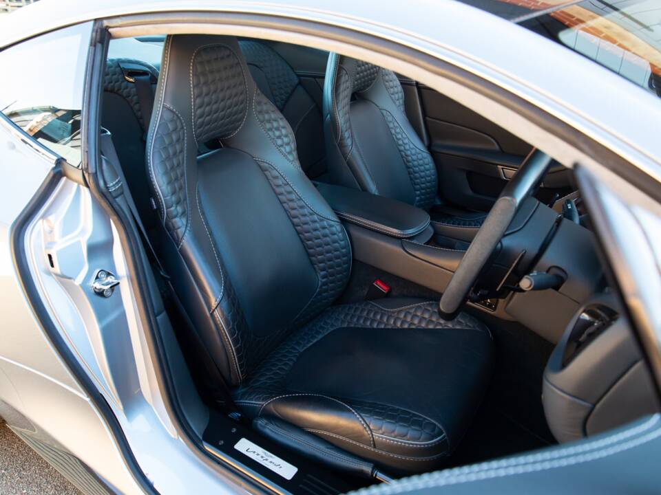 Image 17/80 of Aston Martin Vanquish (2013)