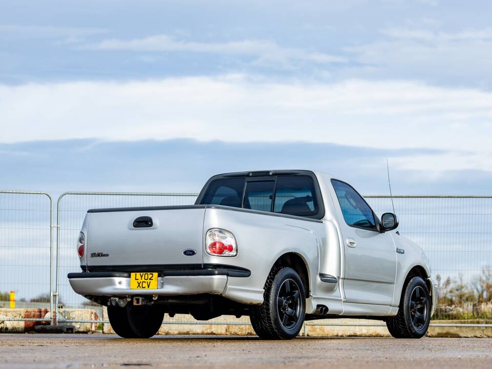 Image 18/50 of Ford F-150 SVT Lightning (2002)