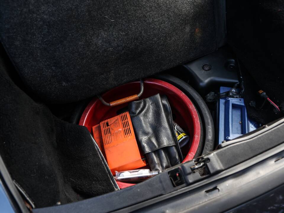 Bild 40/41 von Porsche 911 Carrera 2 (1990)