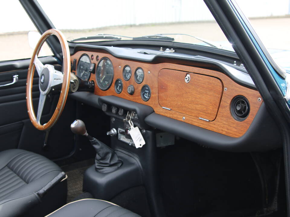Image 68/72 of Triumph TR 250 (1968)
